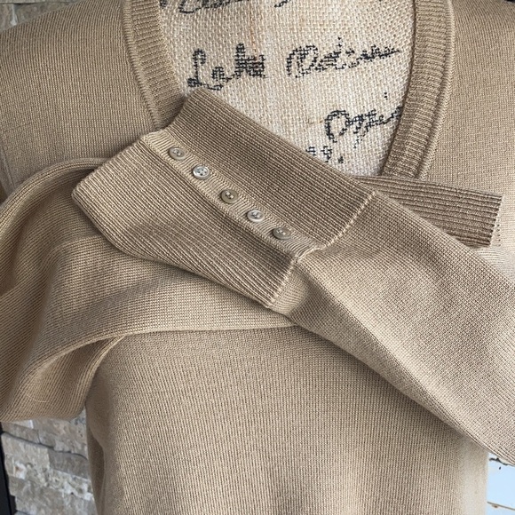 Victor Alfaro 100% wool tan classic v-neck sweater buttons at wrist - Picture 7 of 15